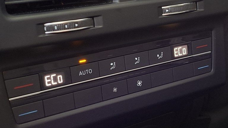 2018 Volkswagen Touareg — fotografija 27