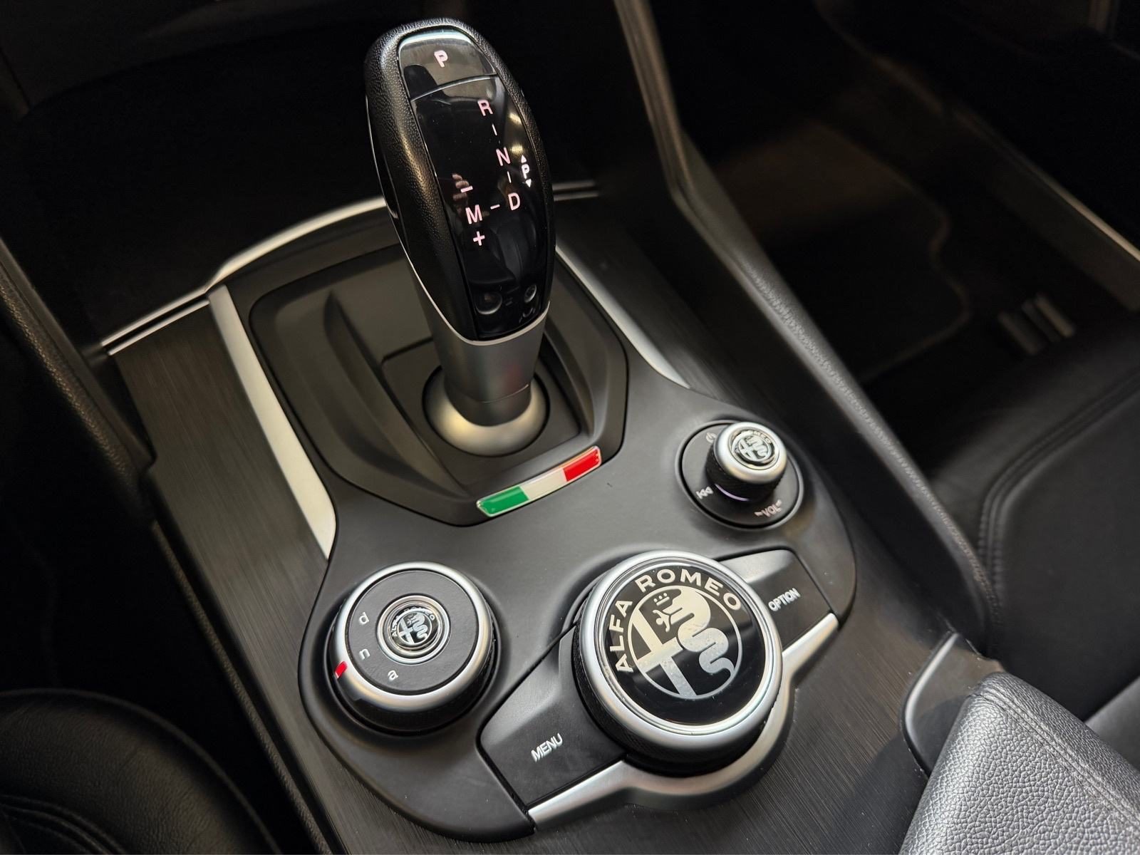 2016 Alfa Romeo Giulia — fotografija 15
