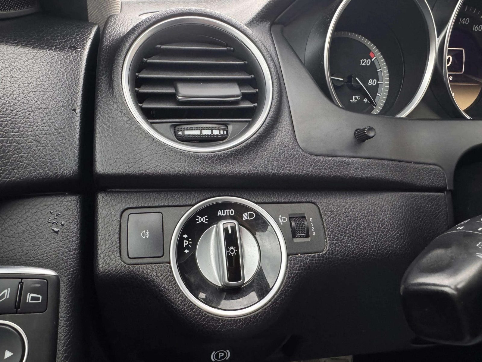 2011 Mercedes-Benz C-klasa — fotografija 15