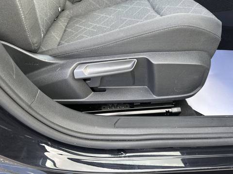 2023 Volkswagen Golf — sličica 22
