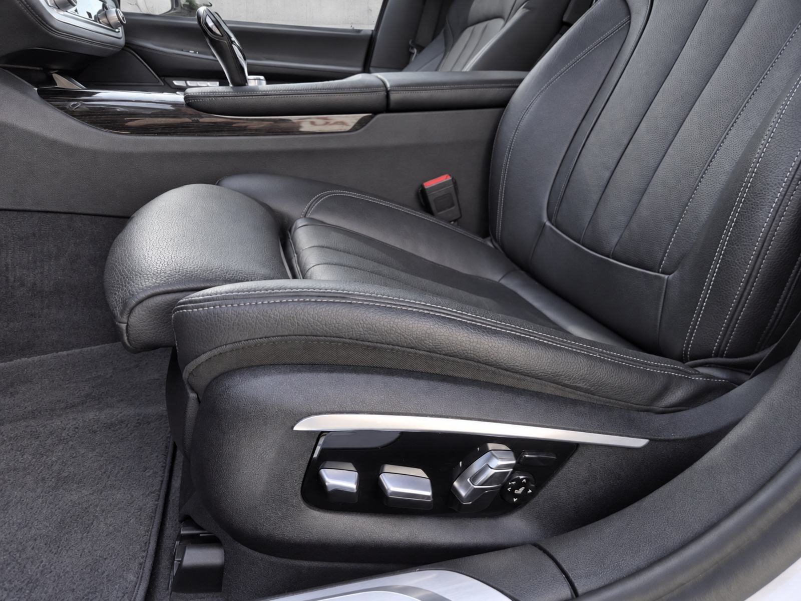 2017 BMW Serija 7 M Sport — fotografija 22
