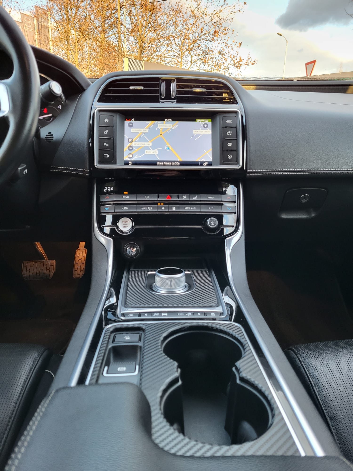 2016 Jaguar XE — fotografija 19