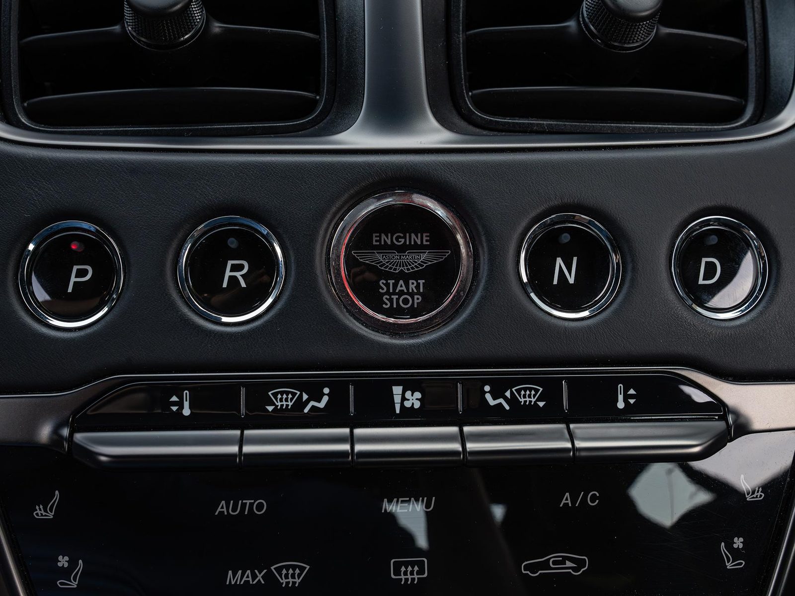 2022 Aston Martin DBS — fotografija 25