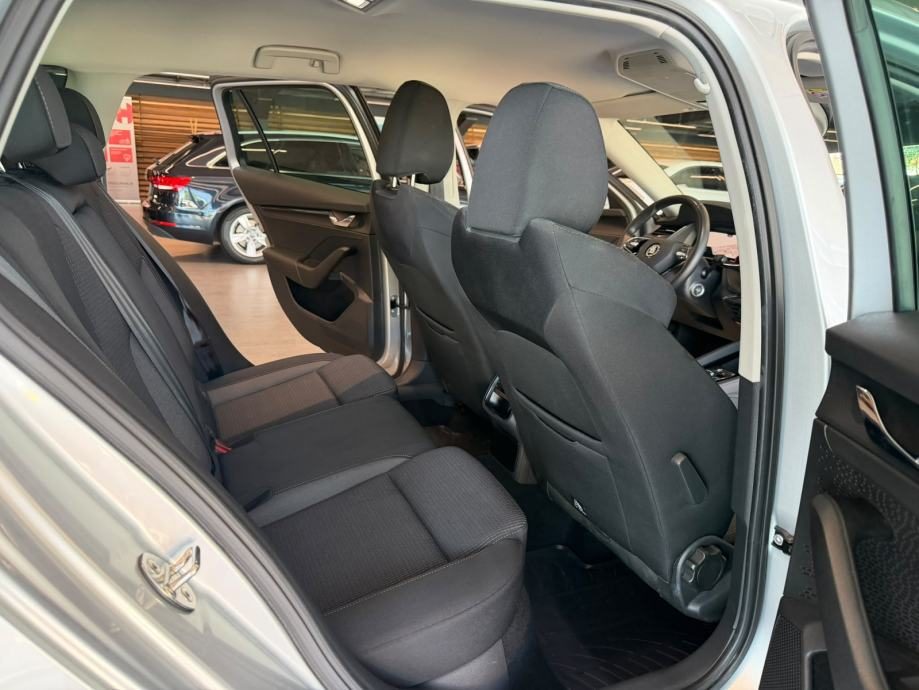 2022 Škoda Octavia Combi — fotografija 24