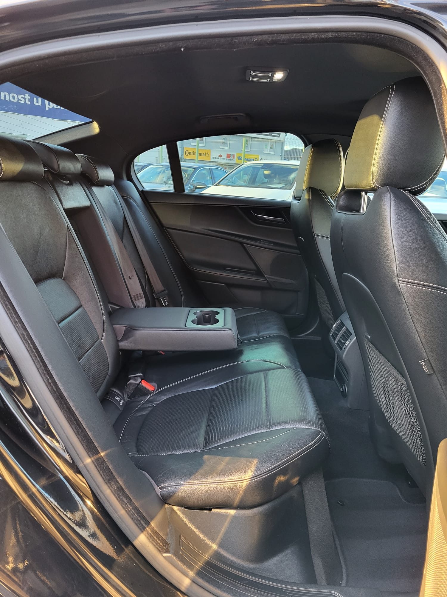 2016 Jaguar XE — fotografija 16