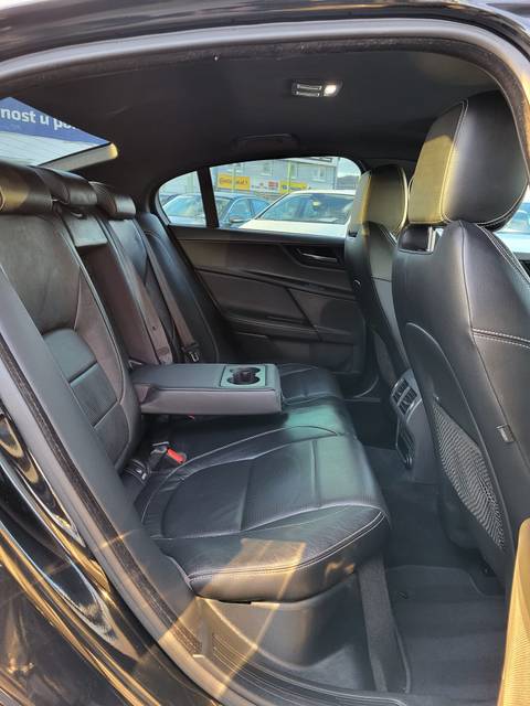 2016 Jaguar XE — sličica 16