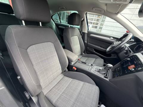 2022 Volkswagen Passat — sličica 27