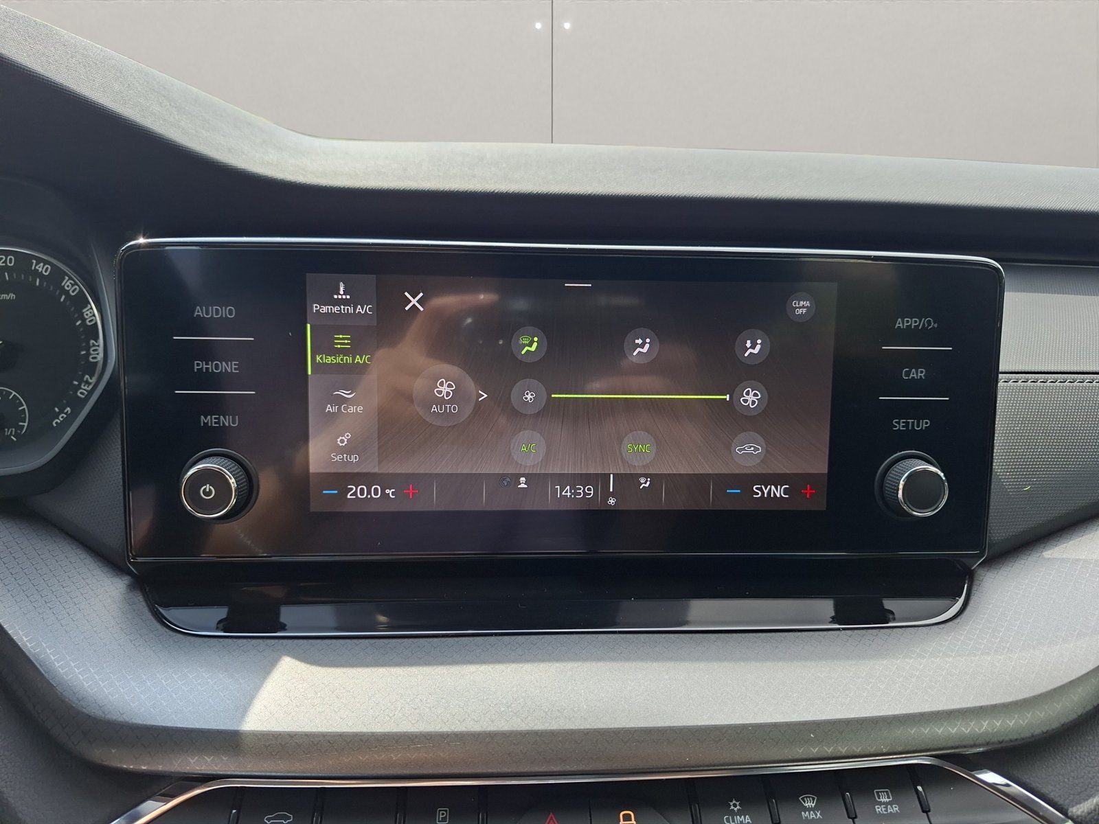 2022 Škoda Octavia — fotografija 17