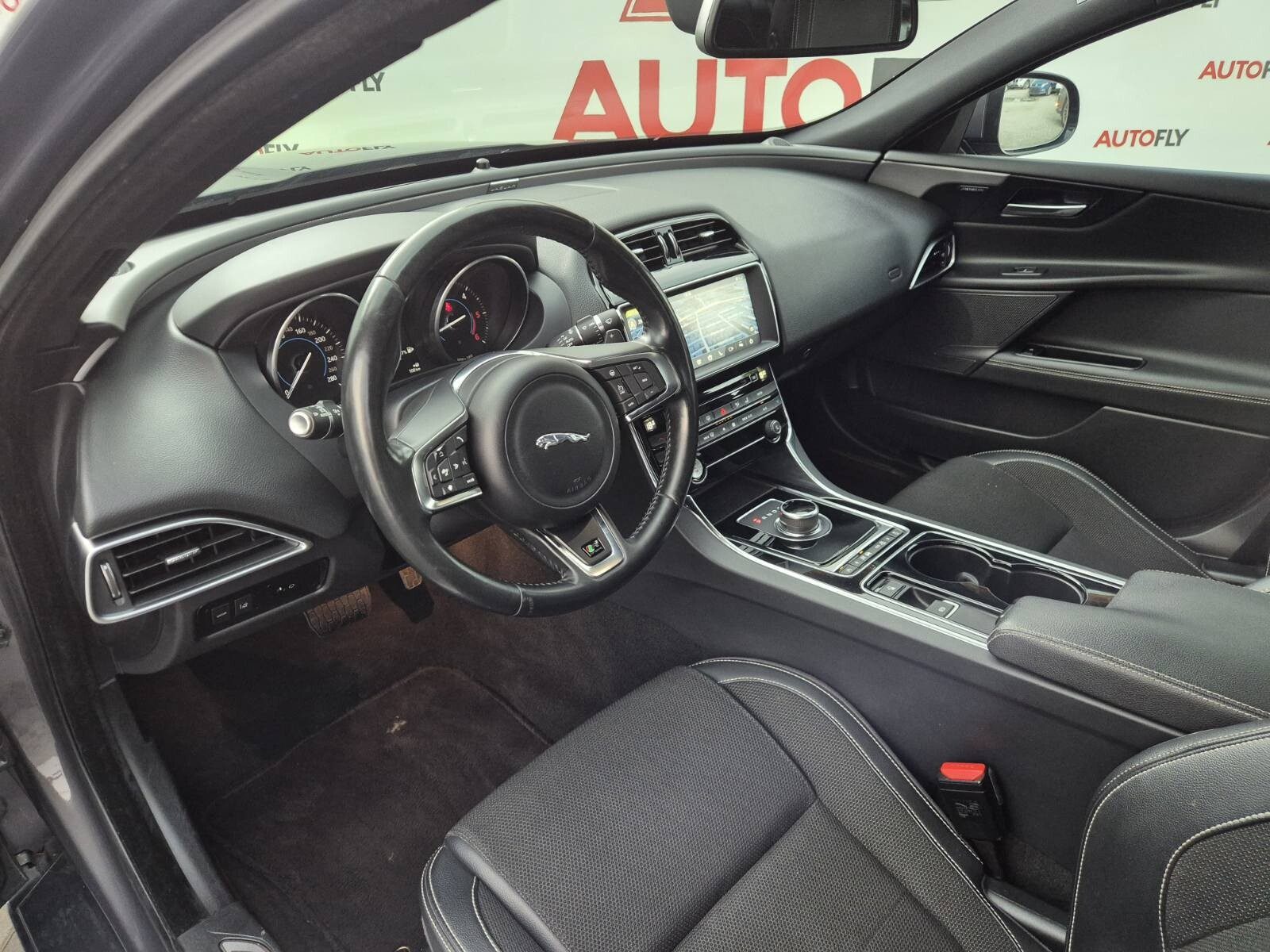 2017 Jaguar XE — fotografija 15