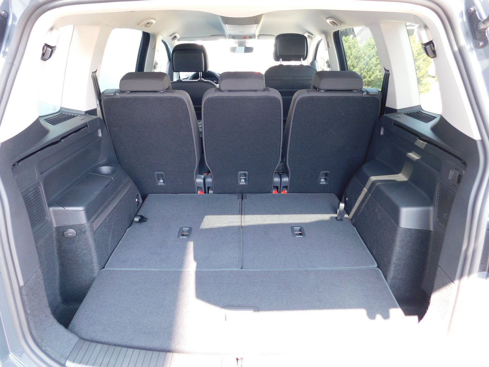 2025 Volkswagen Touran R-Line — fotografija 16