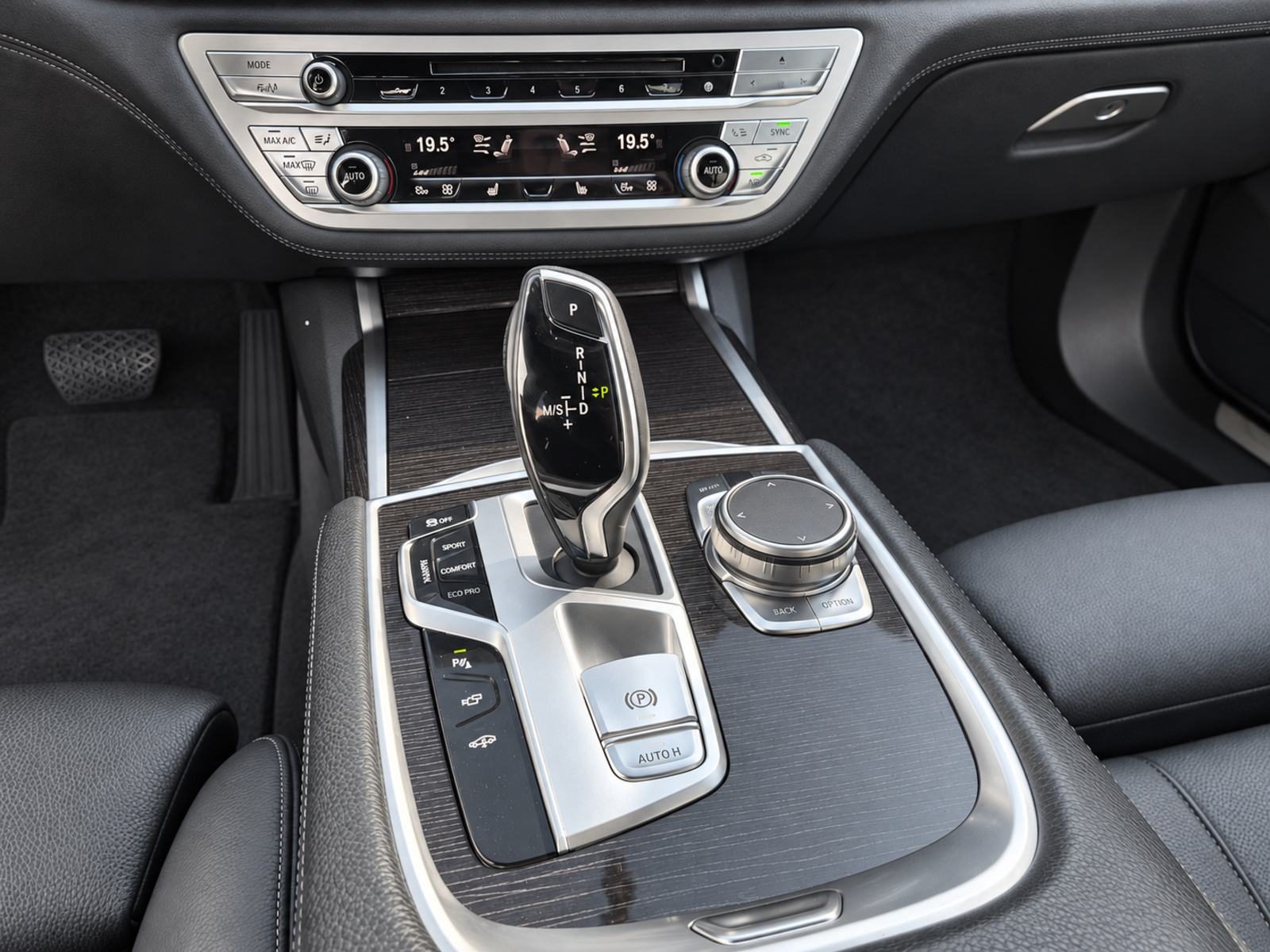 2017 BMW Serija 7 M Sport — fotografija 20