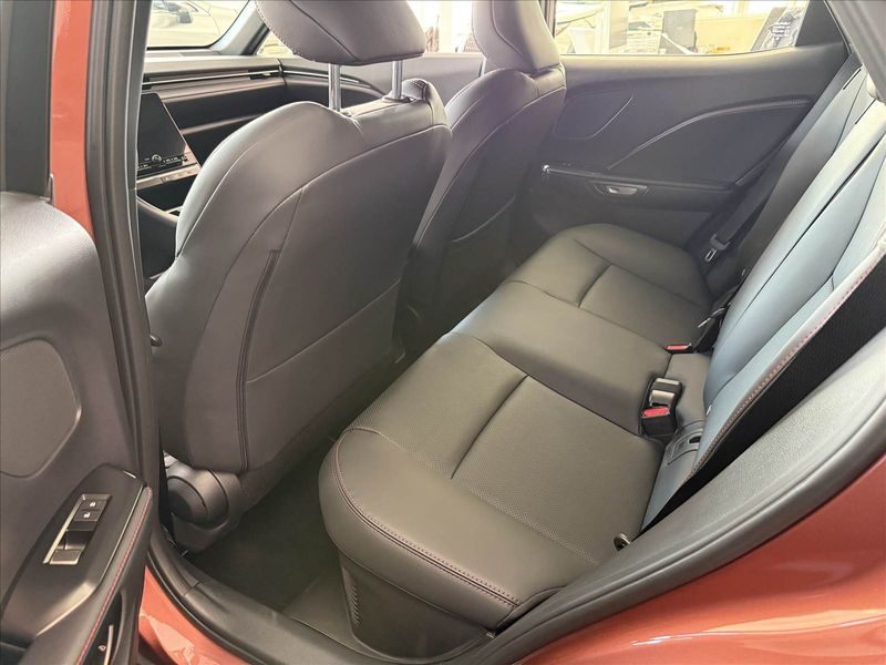 2036 Lexus LBX — fotografija 11