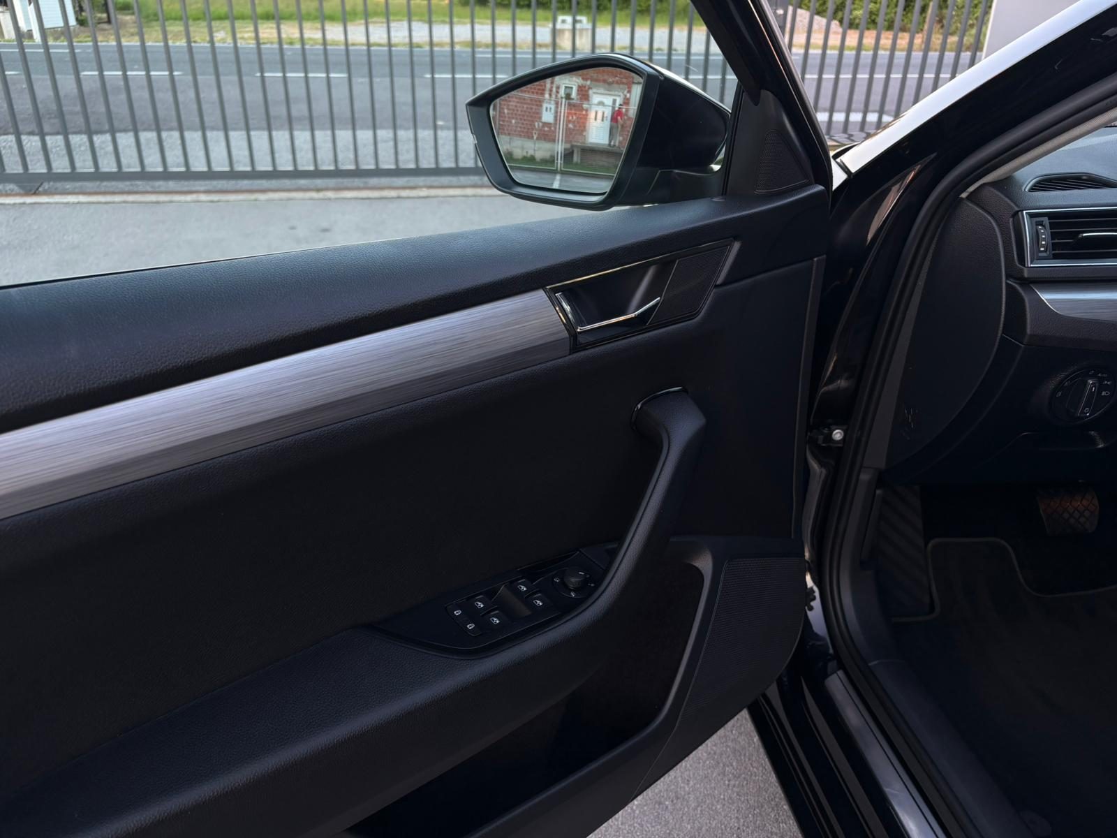 2021 Škoda Superb — fotografija 16