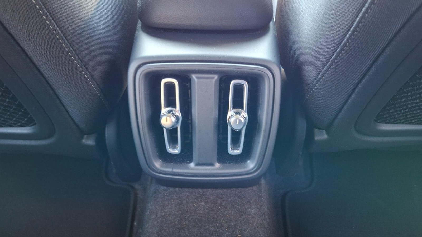 2026 Volvo XC40 — fotografija 11