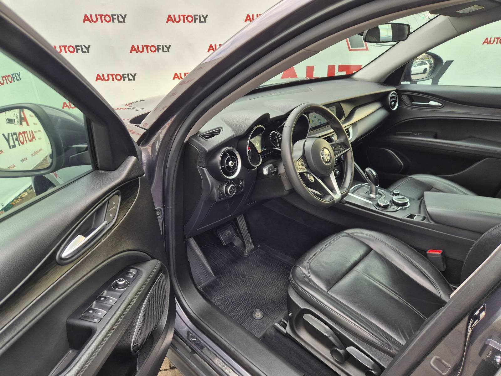 2017 Alfa Romeo Stelvio — fotografija 11