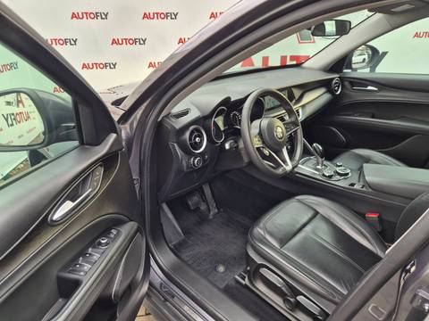 2017 Alfa Romeo Stelvio — sličica 11