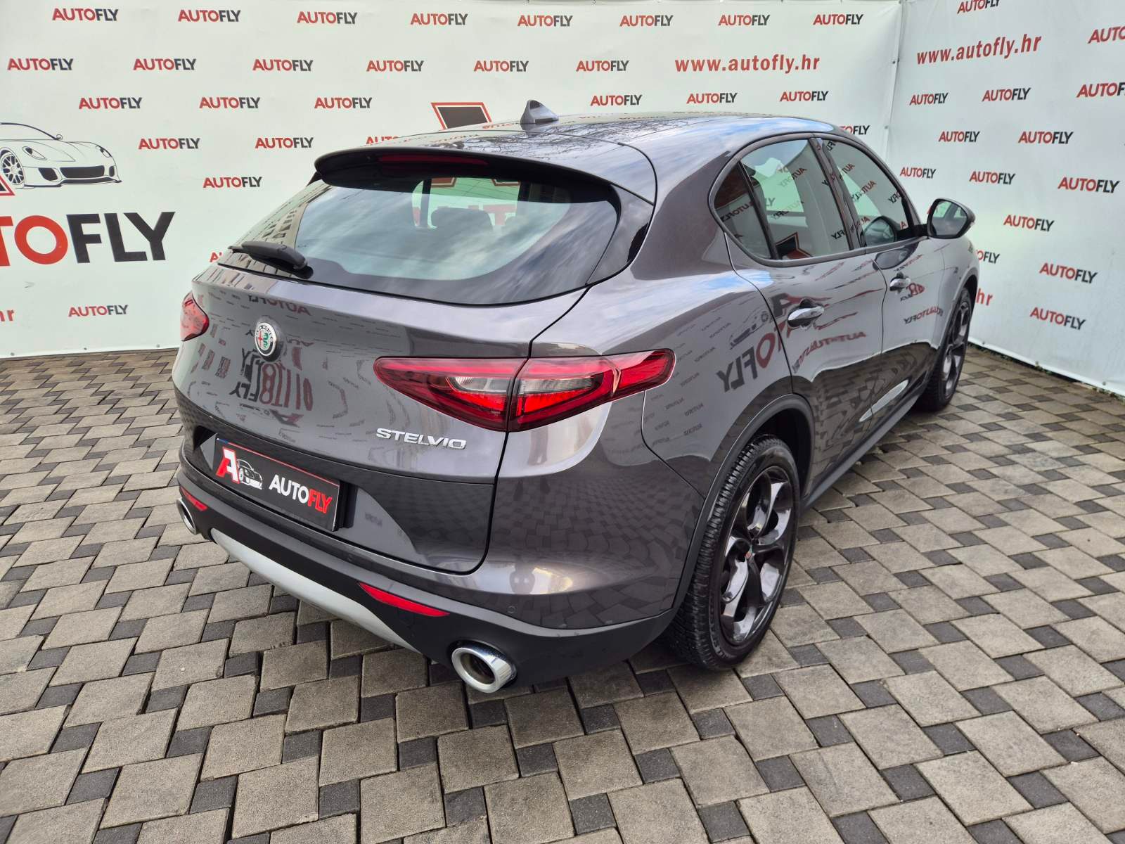 2017 Alfa Romeo Stelvio — fotografija 8