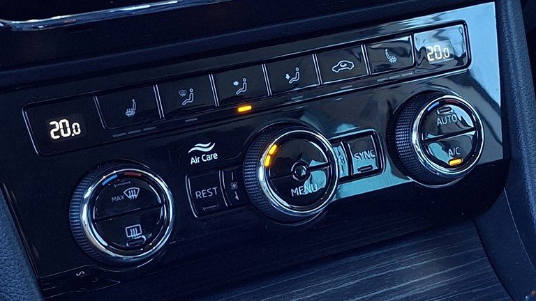 2021 Škoda Superb — fotografija 13