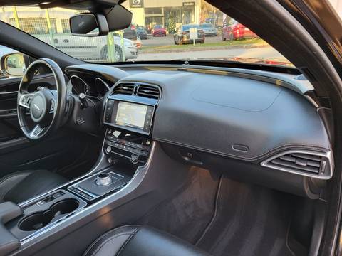 2016 Jaguar XE — sličica 17