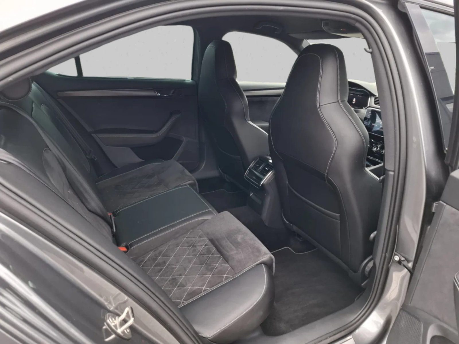2023 Škoda Superb Sportline — fotografija 11