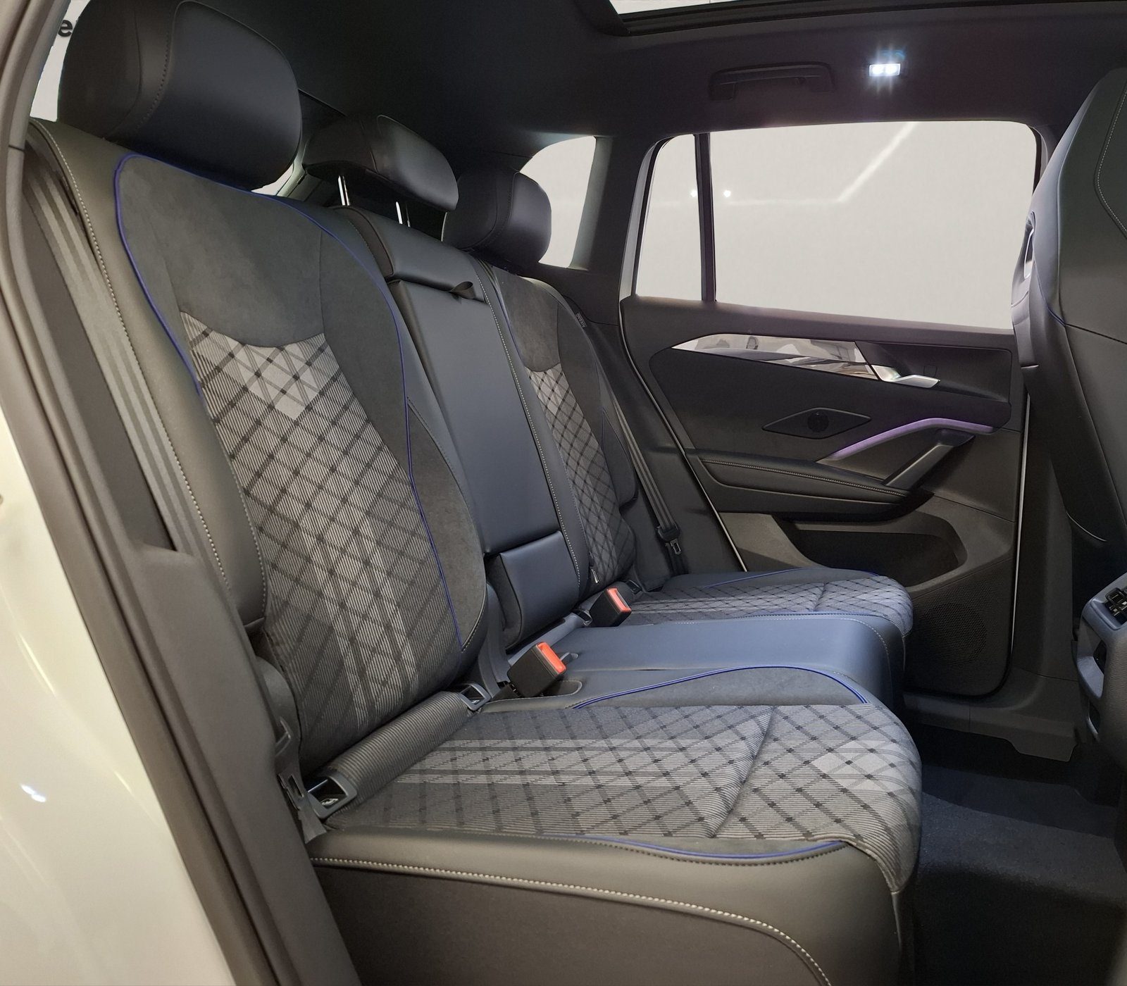 2026 Volkswagen Tiguan R-Line — fotografija 13