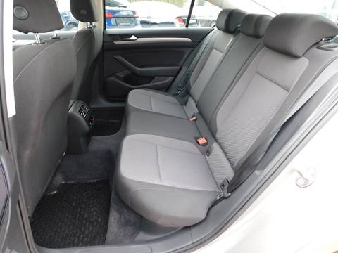 2017 Volkswagen Passat — sličica 11