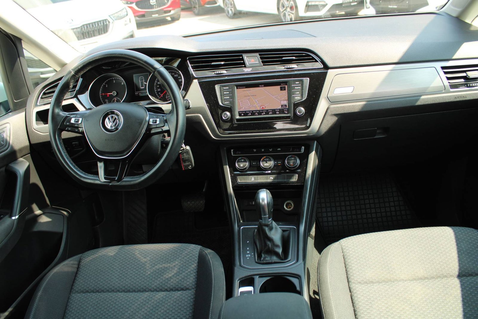 2016 Volkswagen Touran — fotografija 13