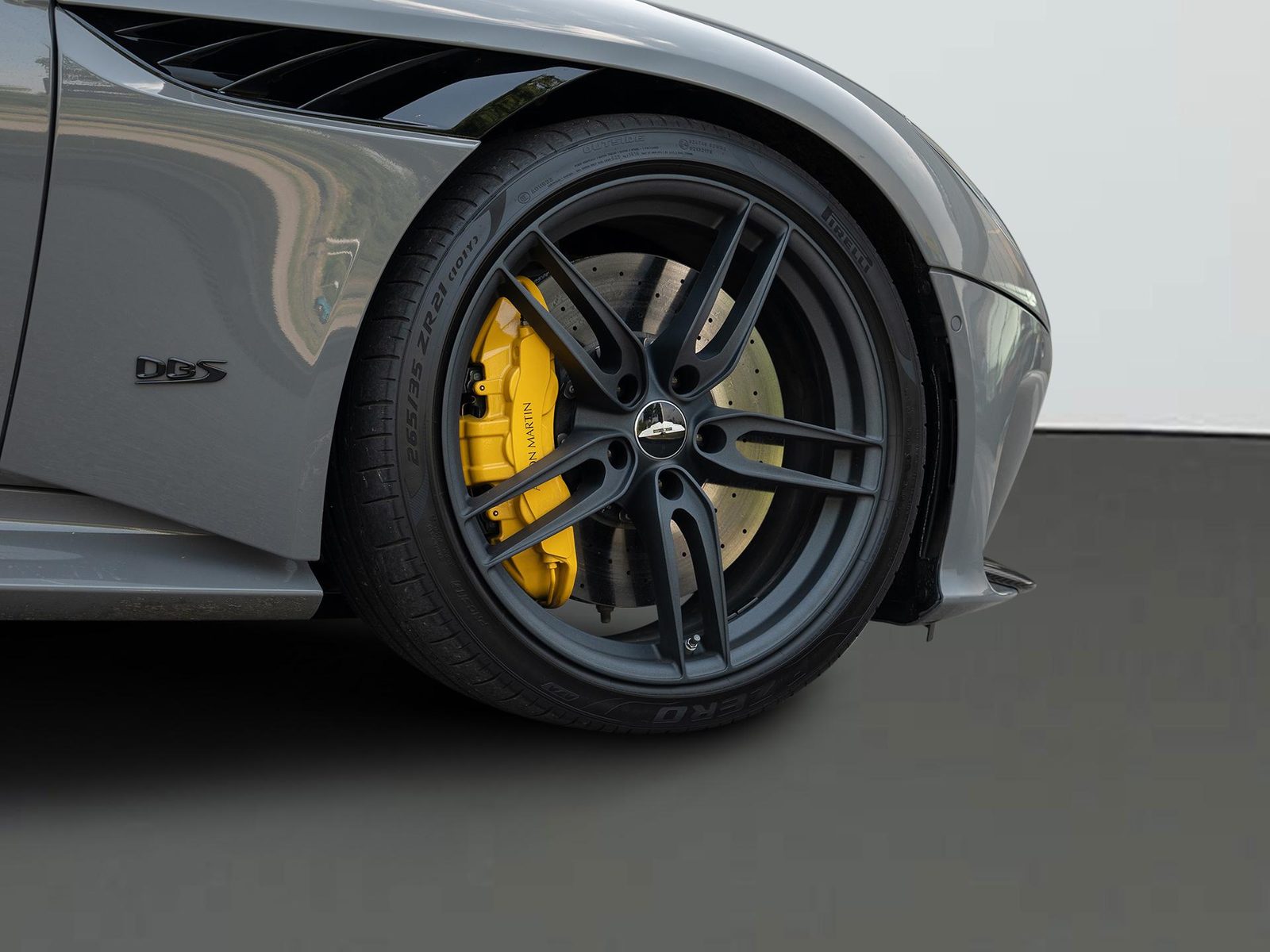 2022 Aston Martin DBS — fotografija 11