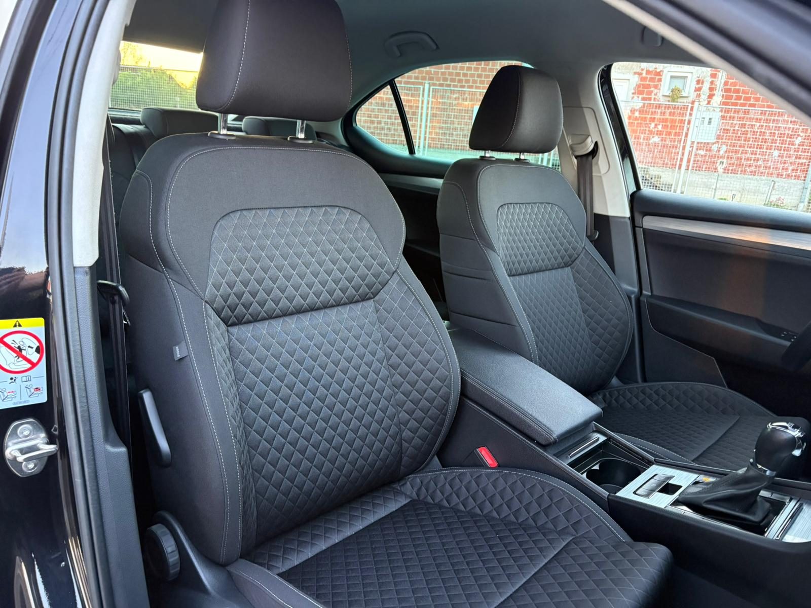 2021 Škoda Superb — fotografija 15