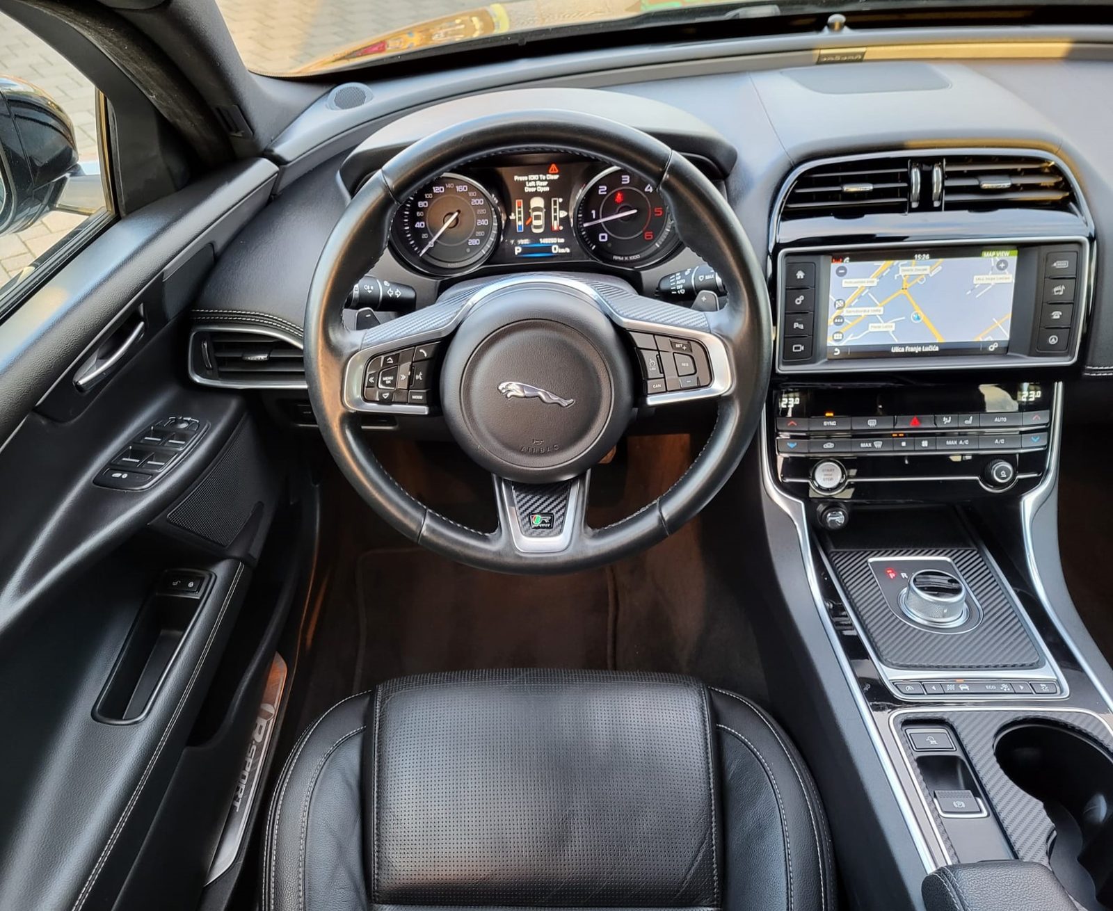 2016 Jaguar XE — fotografija 13