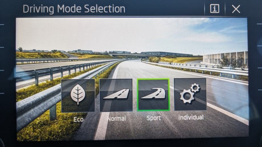 2022 Škoda Karoq — fotografija 16