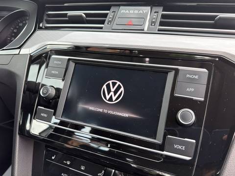 2021 Volkswagen Passat — sličica 20