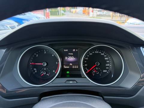 2021 Volkswagen Tiguan — sličica 16