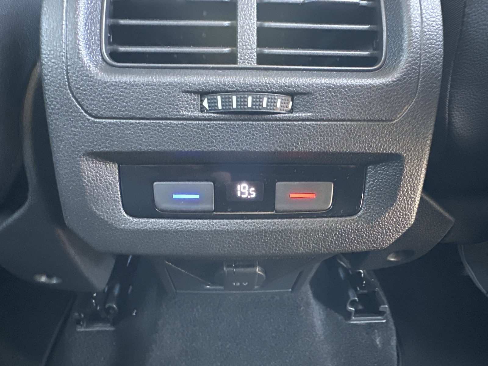 2022 Volkswagen Touran — fotografija 30