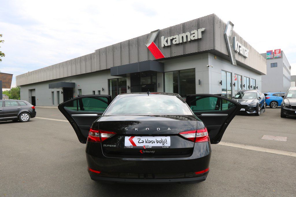 2023 Škoda Superb — fotografija 17