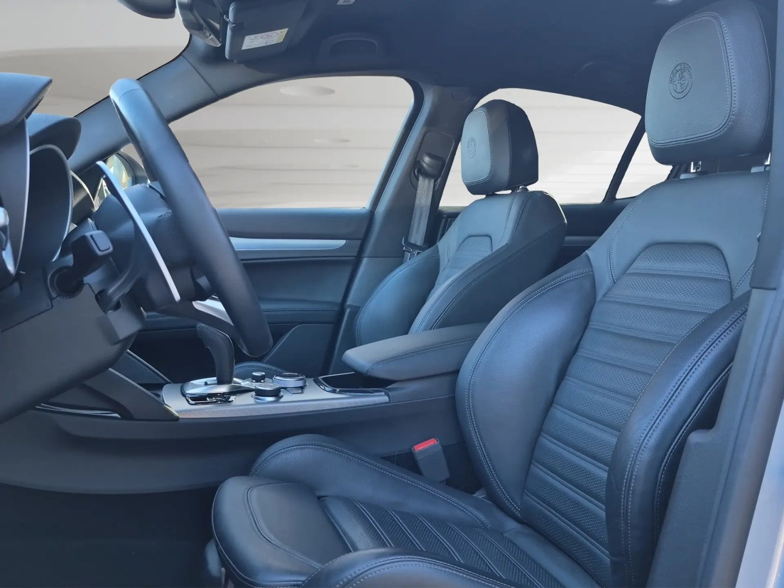2025 Alfa Romeo Stelvio — fotografija 9