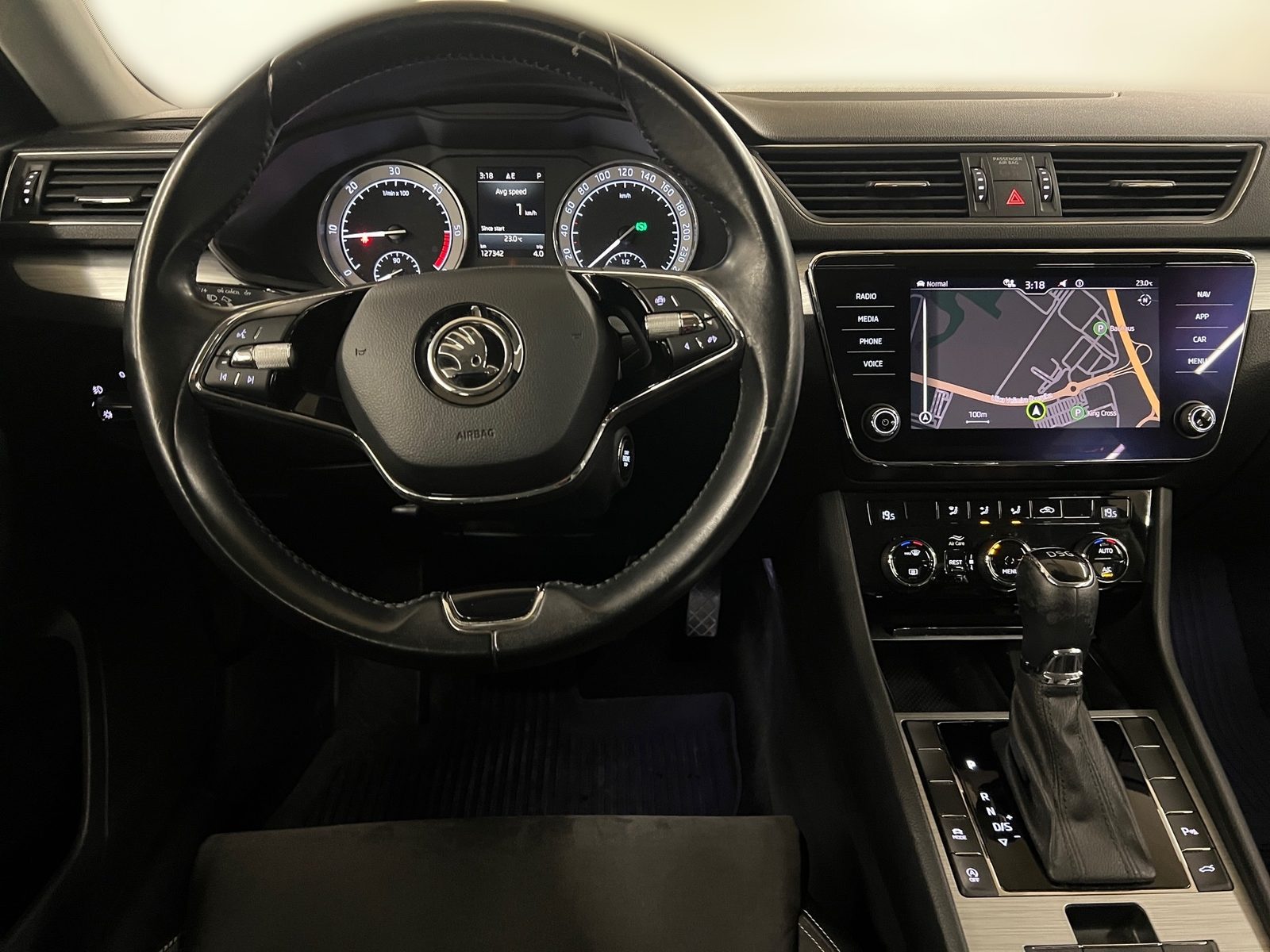 2021 Škoda Superb — fotografija 15