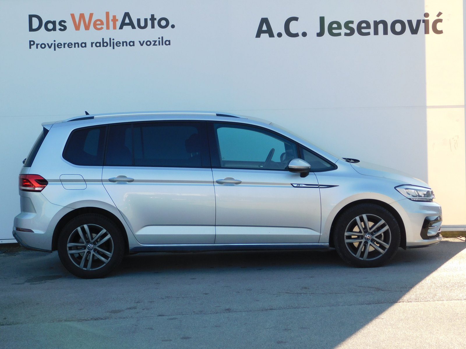 2023 Volkswagen Touran R-Line — fotografija 4