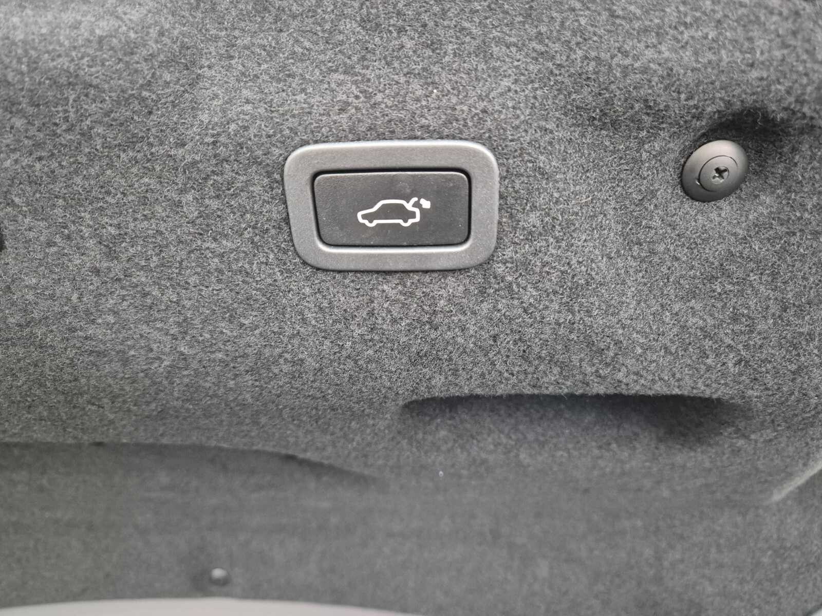 2017 Jaguar XE — fotografija 22