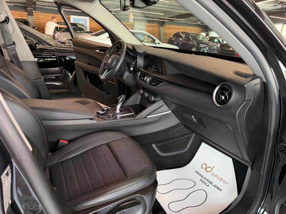 2017 Alfa Romeo Stelvio — fotografija 22