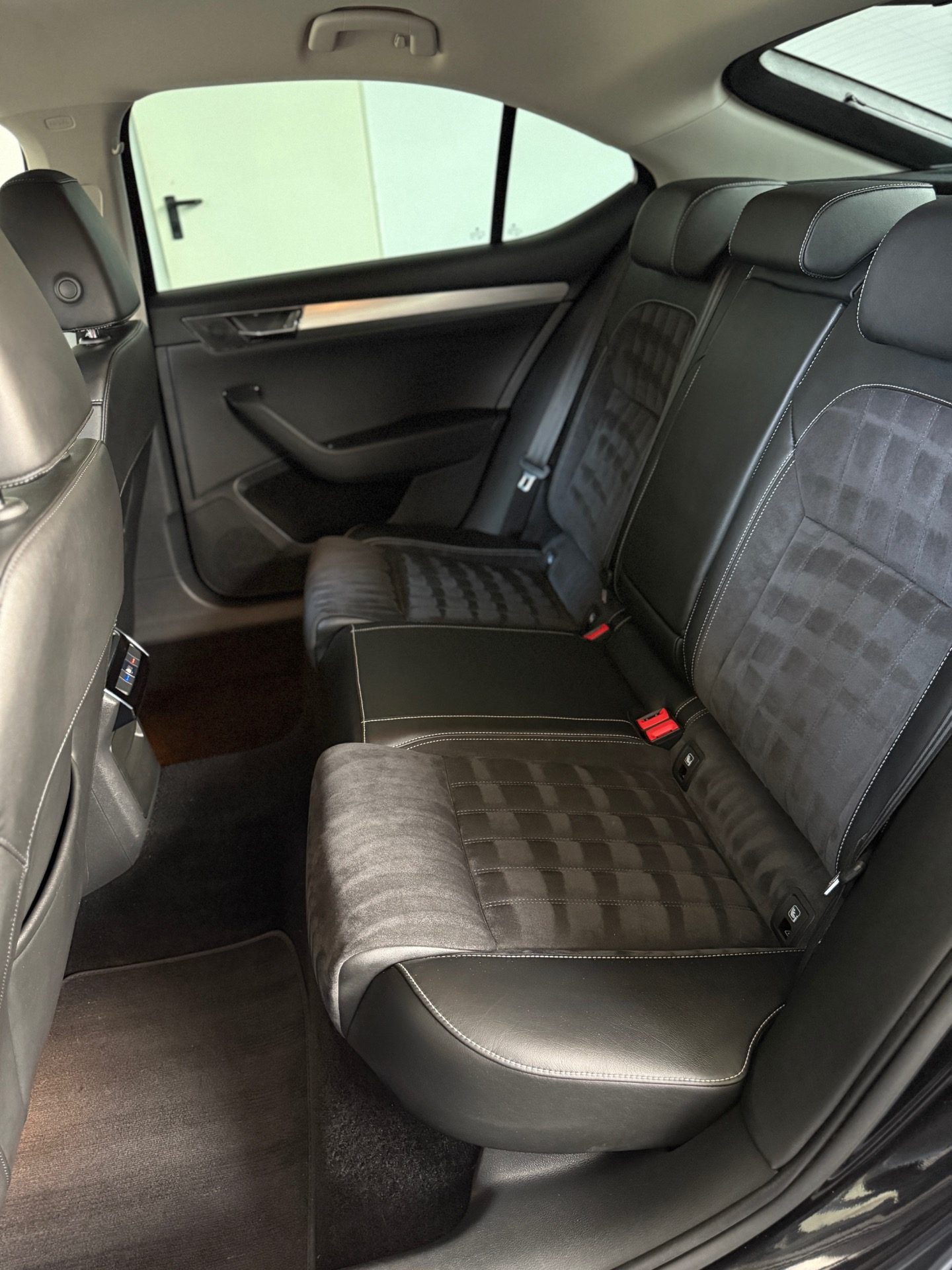 2020 Škoda Superb — fotografija 24