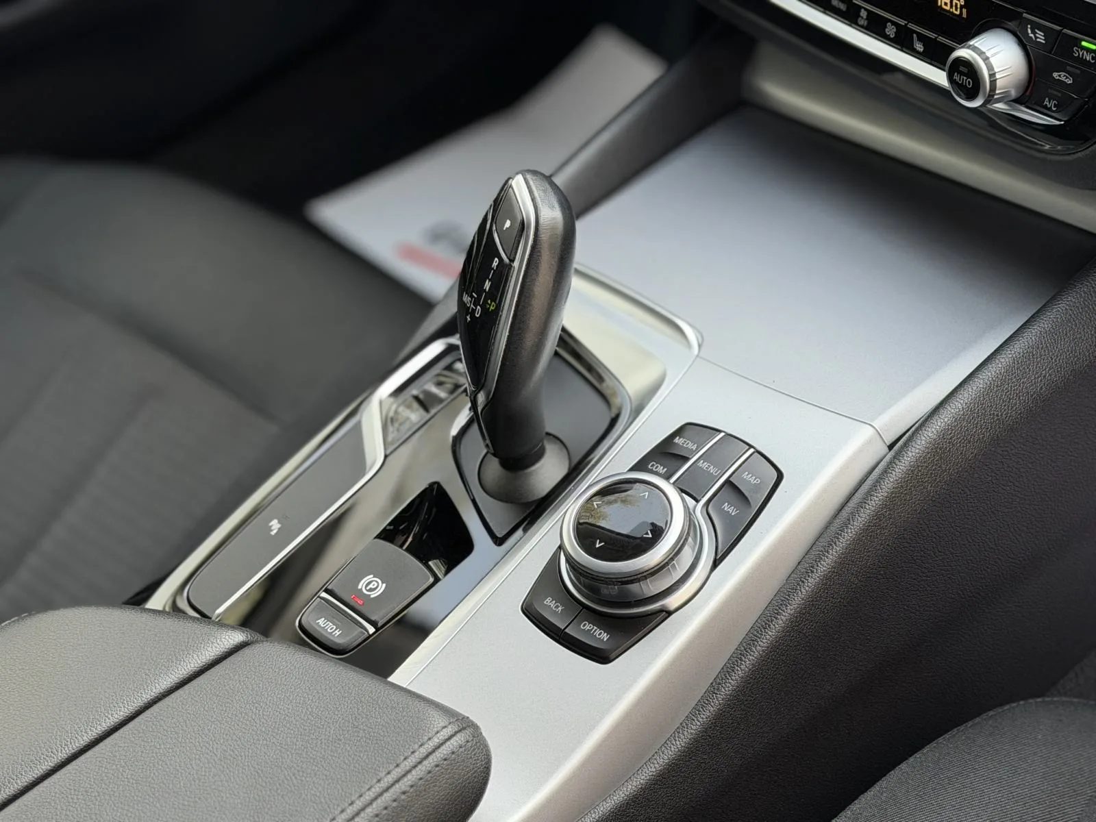 2017 BMW Serija 5 — fotografija 18