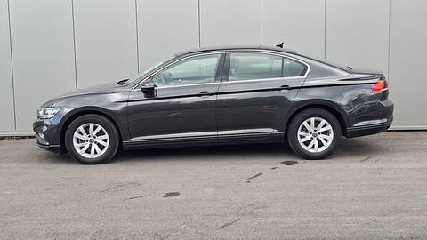 2021 Volkswagen Passat — sličica 2
