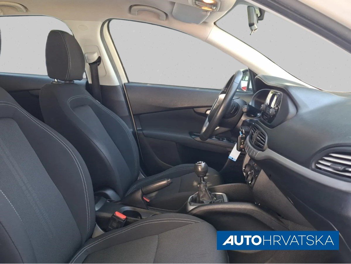 2017 Fiat Tipo — fotografija 15