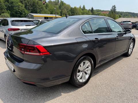 2021 Volkswagen Passat — sličica 2
