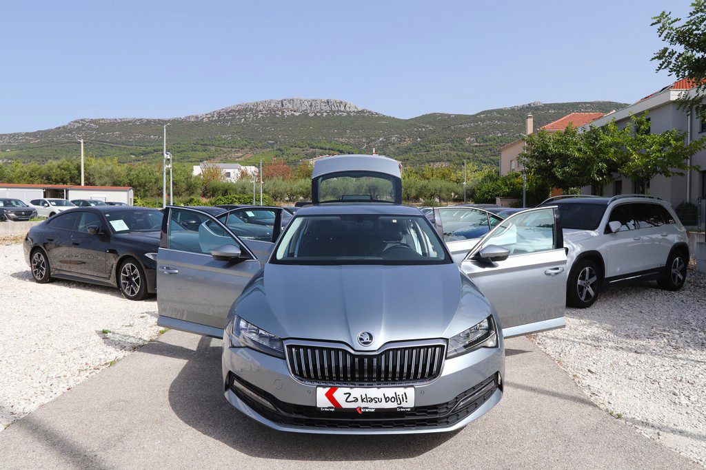 2021 Škoda Superb — fotografija 13