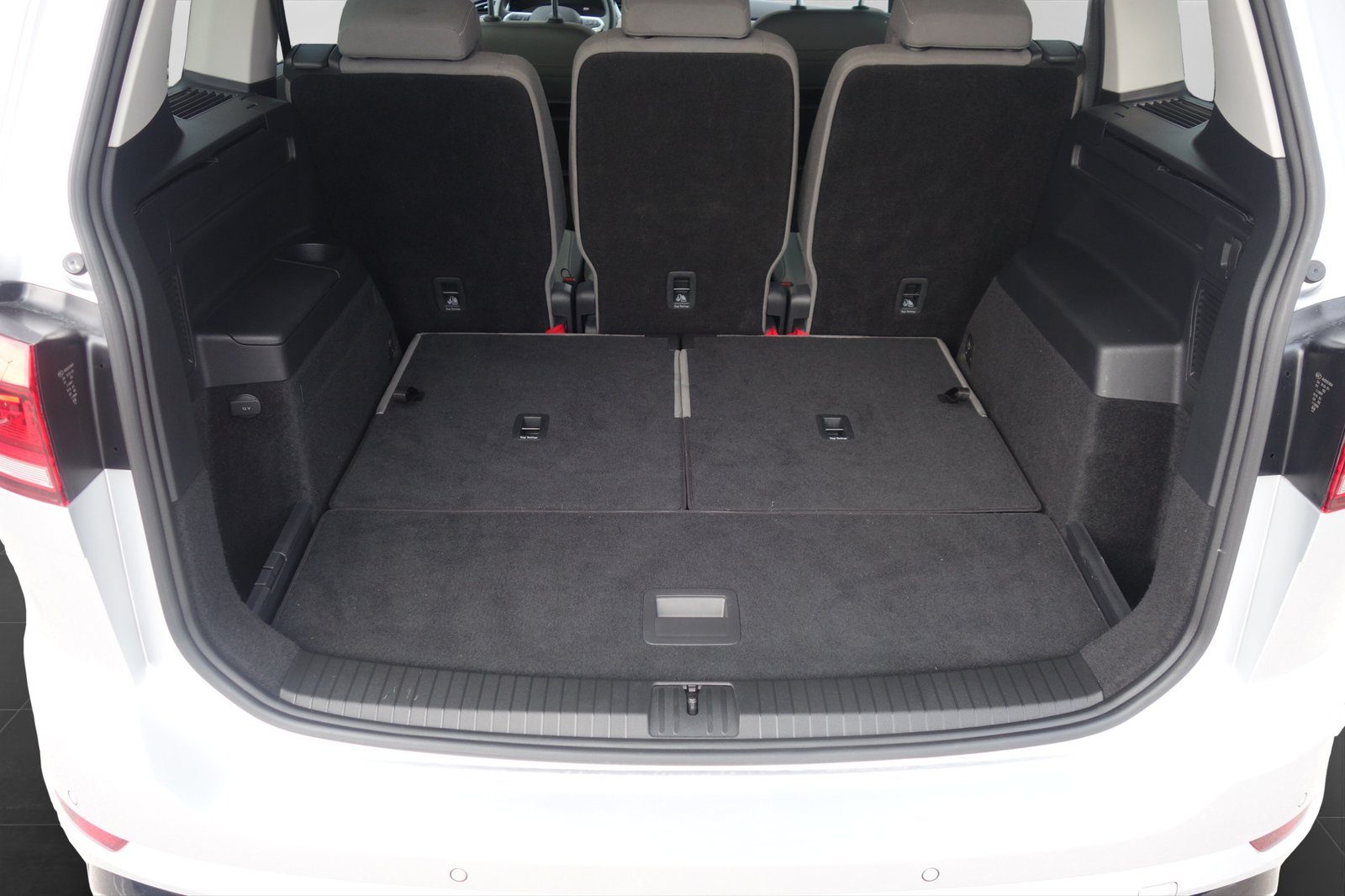 2024 Volkswagen Touran R-Line — fotografija 17