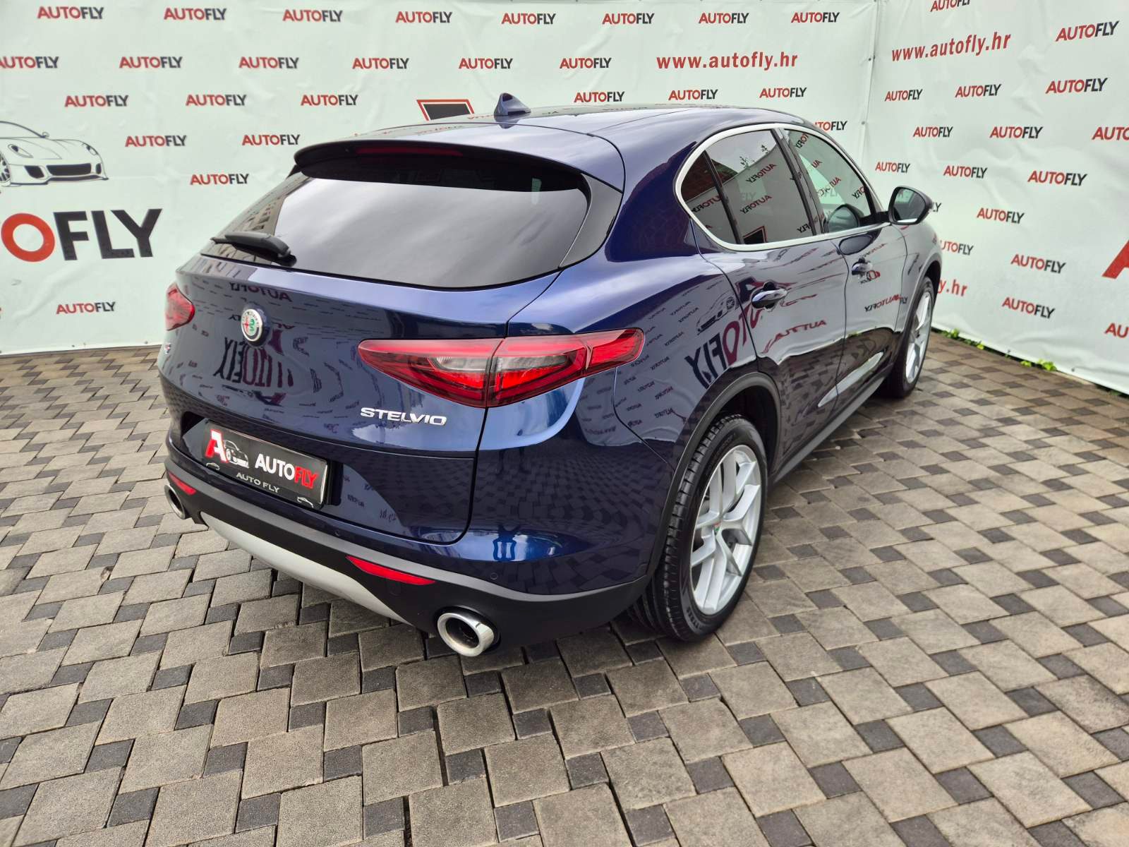 2017 Alfa Romeo Stelvio — fotografija 8