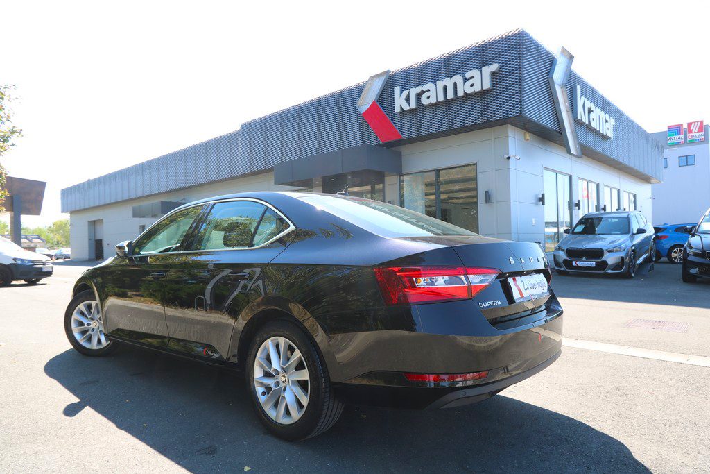 2022 Škoda Superb — fotografija 17