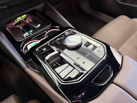 2025 BMW Serija 5 — sličica 15